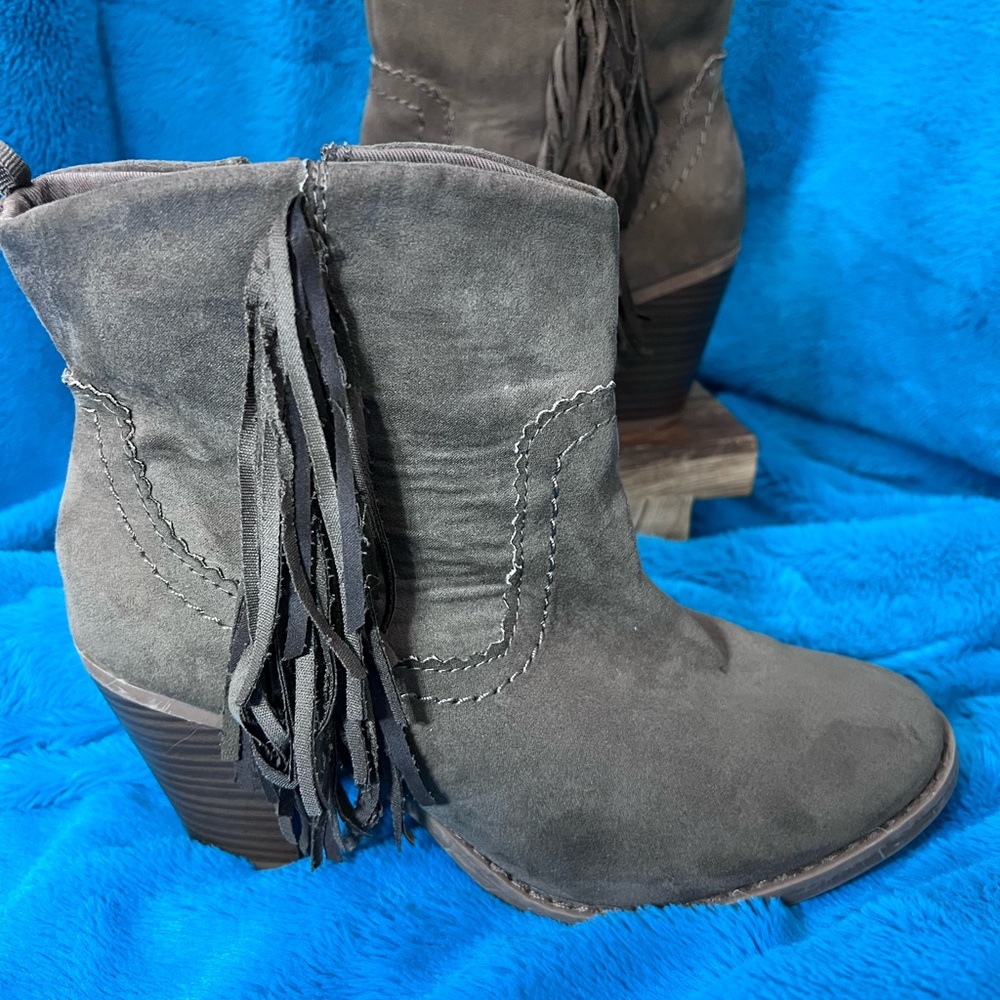 UC Gap gray suede tassel bootie size 8